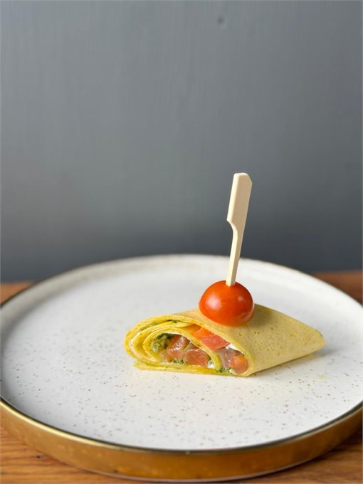 Канапе  рулет с лососем и мягким сыром 10048