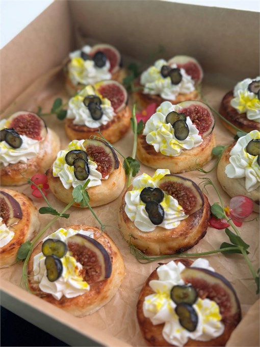 Сырник с крем чиз и свежей ягодой 10151