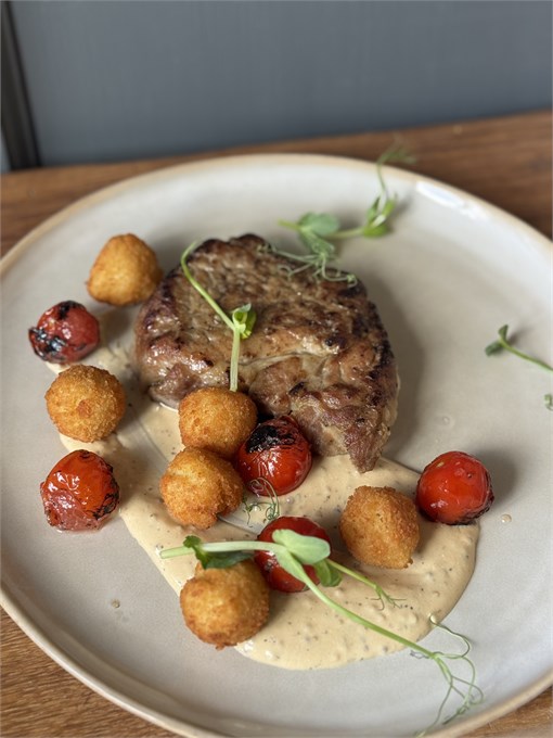 Стейк из свинины с опалённым черри, картофельными крокетами и сливочно-горчичным соусом 10232