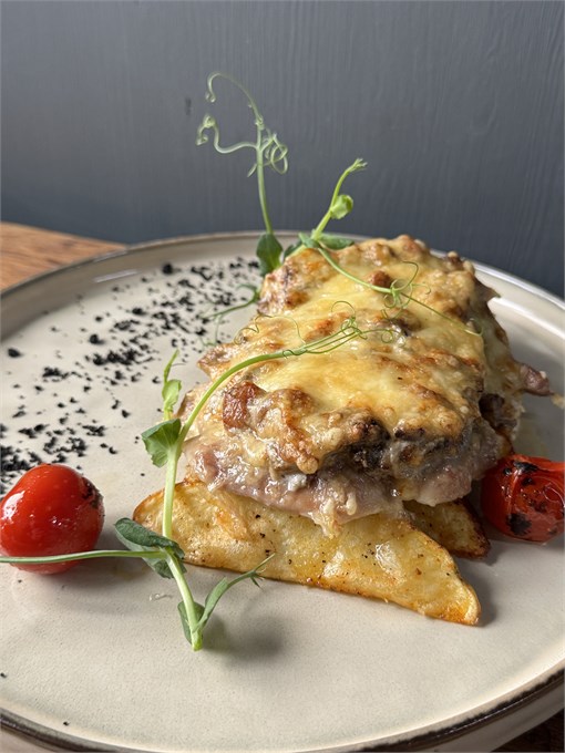 Свинина, запеченная с овощами под сыром, картофельные дольки 10238