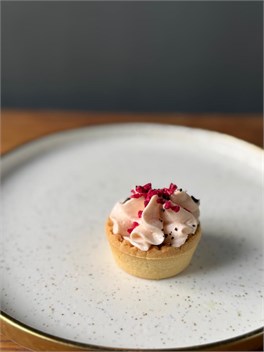 {{photo.Alt || photo.Description || 'Тарталетка с муссом из лосося и сублимированной малиной'}}