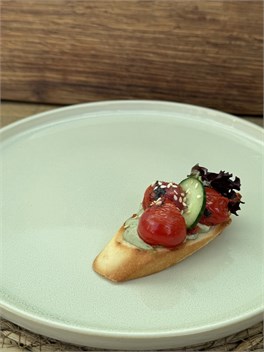 {{photo.Alt || photo.Description || 'Мини-брускетта с опалёнными томаты черри на креме-авокадо'}}