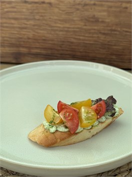 {{photo.Alt || photo.Description || 'Мини-брускетта со свежими томатами и огурчиком'}}