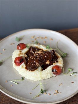 {{photo.Alt || photo.Description || 'Щечки из мраморной говядины с картофельным пюре под мясным соусом'}}