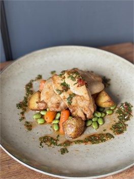 {{photo.Alt || photo.Description || 'Куриное филе с бобами эдамеме, мини морковью, картофелем  и зеленым соусом чимичурри'}}