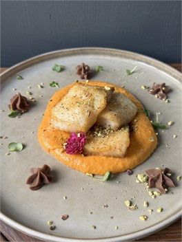 {{photo.Alt || photo.Description || 'Филе окуня со сливочным  пюре из батата и шоколадным соусом'}}