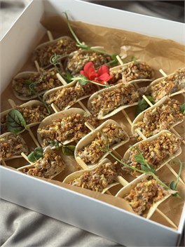 {{photo.Alt || photo.Description || 'Мини тортильи с рваной свининой'}}