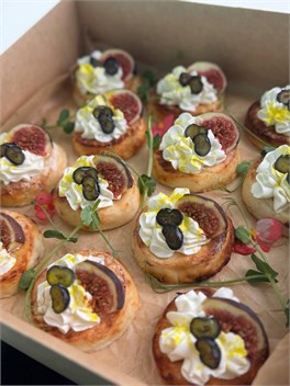 {{photo.Alt || photo.Description || 'Сырник с крем чиз и свежей ягодой'}}